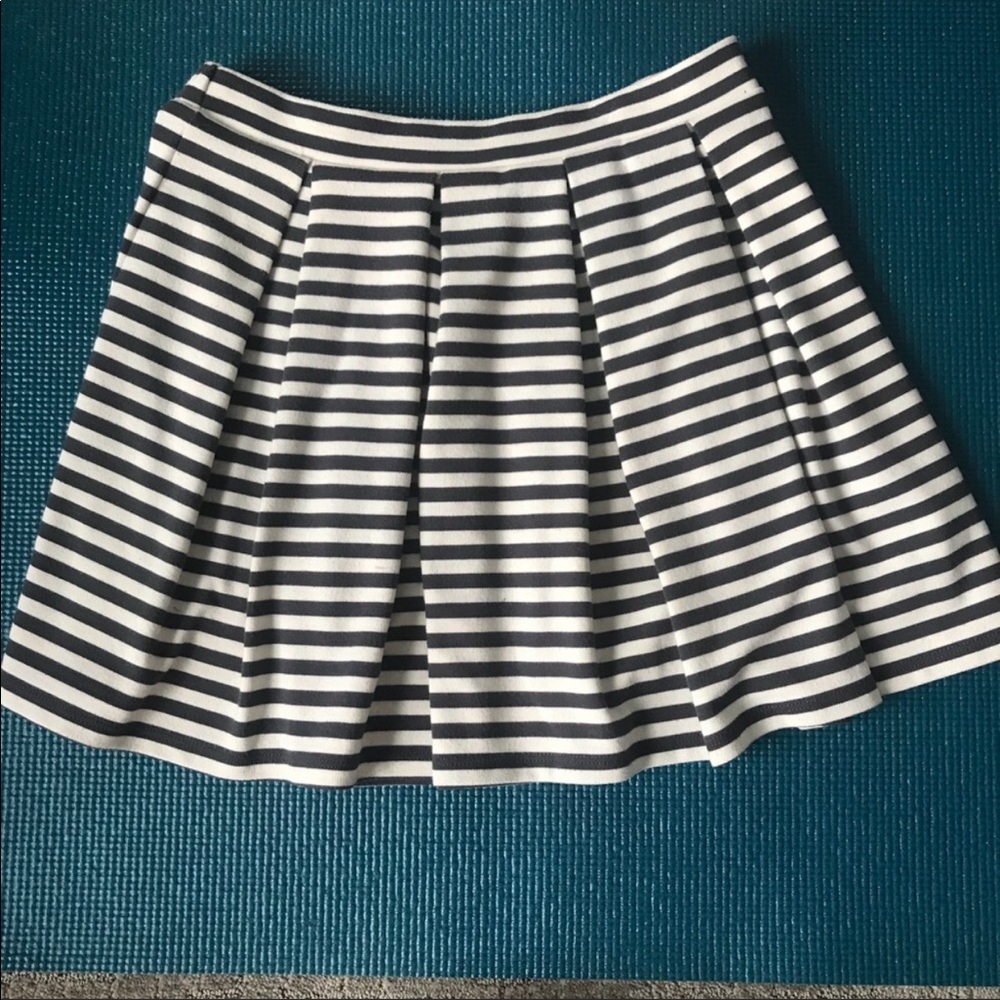 American Eagle gray and white striped skirt